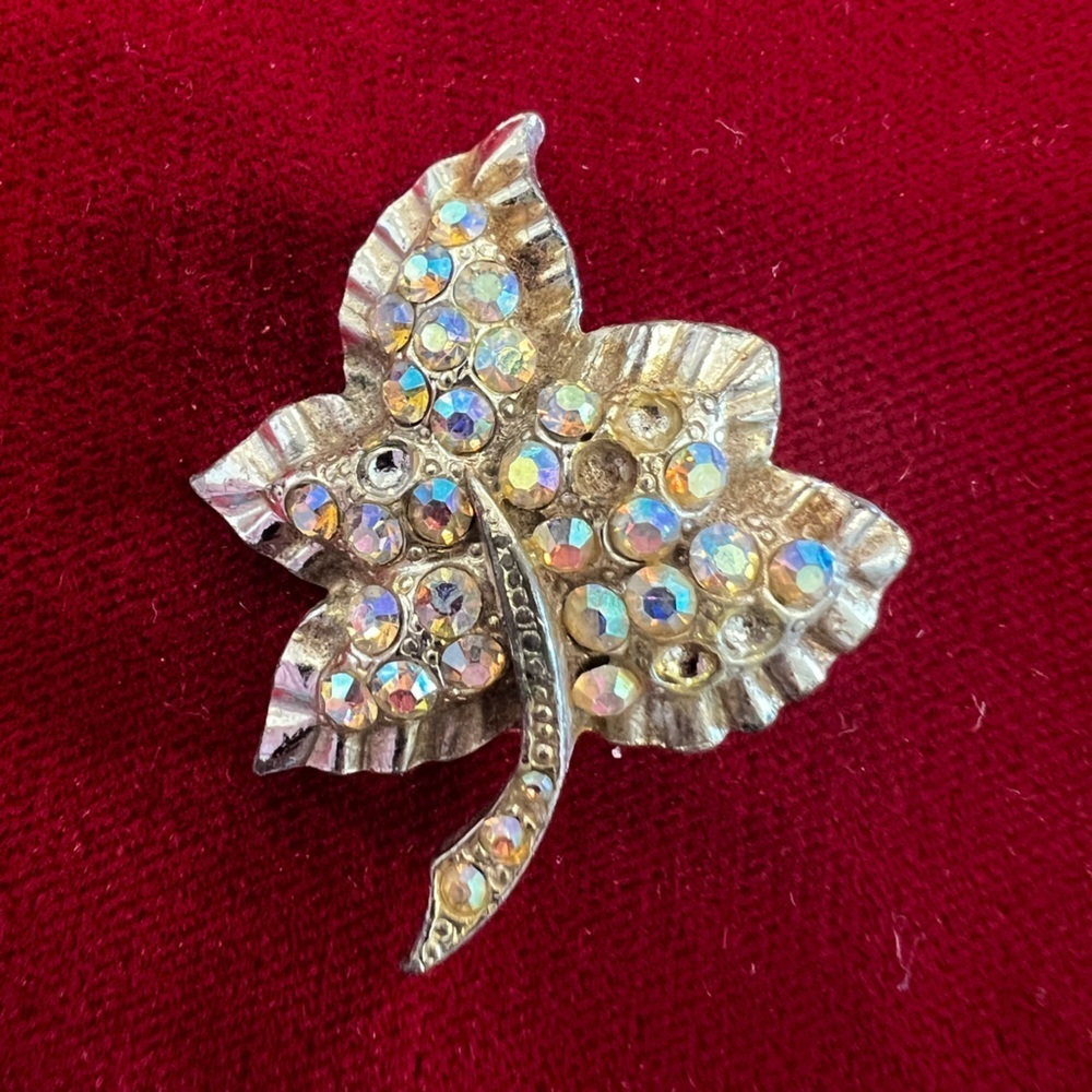 Vintage maple leaf brooch